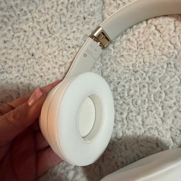 Beats White Headphones Solo 4 - Picture 6 of 8